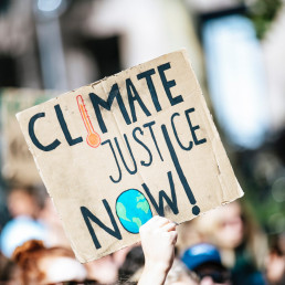 Plakat bei einer Demonstration: Climate Justice Now!