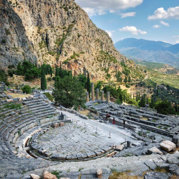 Ein antikes Theater an einer Bergflanke