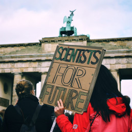 Menschen halten ein Plakat mit der Aufschrift Scientists for Future hoch.