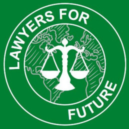 Das Logo der Lawyers for Future zeigt eine Waage innerhalb eines Kreises, der die Erdkugel drastellt, alles auf grünem Grund.